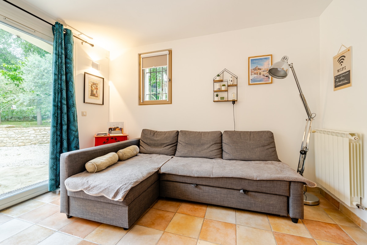 Annonce Airbnb populaire: Charming studio with pool in the heart of Luberon à Robion