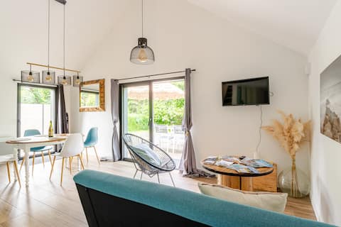 Top performing Airbnb: La Mer à la Campagne, cozy cottage just a short walk to the beach. in Combrit