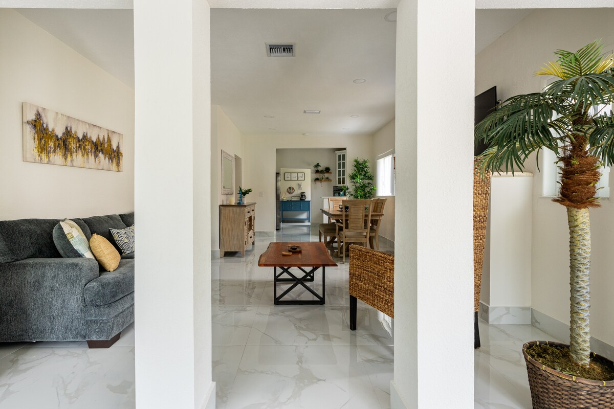 Top Airbnb: Beautiful Chic Home Near Coconut Grove & Brickell in Douglas Park