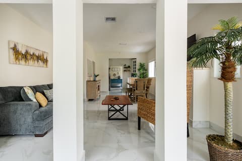 Top Airbnb: Beautiful Chic Home Near Coconut Grove & Brickell in Douglas Park