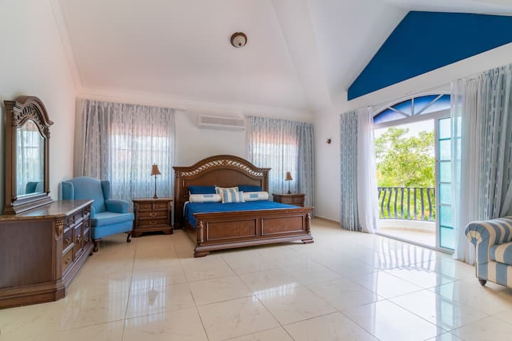 Ogromna spavaća soba Master s ogromnim balkonom, prostranom kupaonicom i garderobom