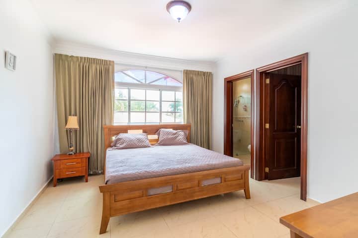 Treća spavaća soba, bračni krevet (širine 150-179 cm Kupaonica i ugradbeni ormar