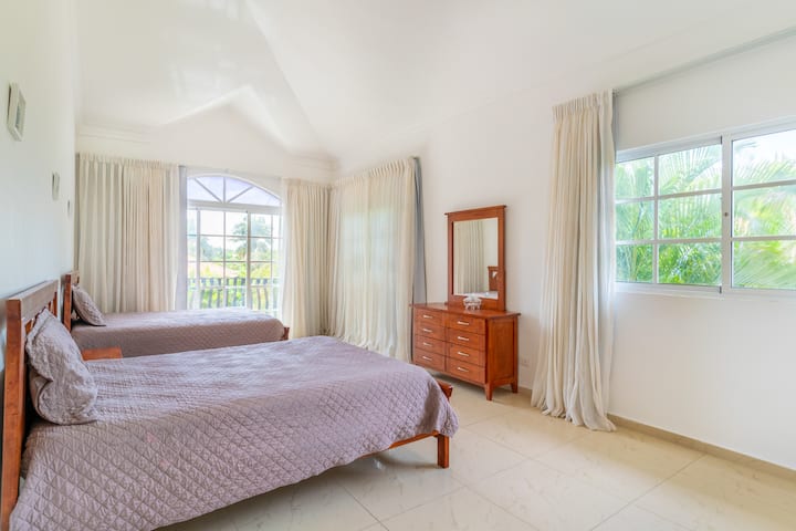 Četvrta spavaća soba s balkonom, dva bračna kreveta, kupaonica s WC-om i ormarom