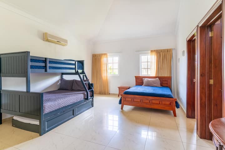 Druga spavaća soba, bračni krevet (160x200), kreveti na kat i mnogo prostora za zračne madrace. Kupaonica i ugradbeni ormar