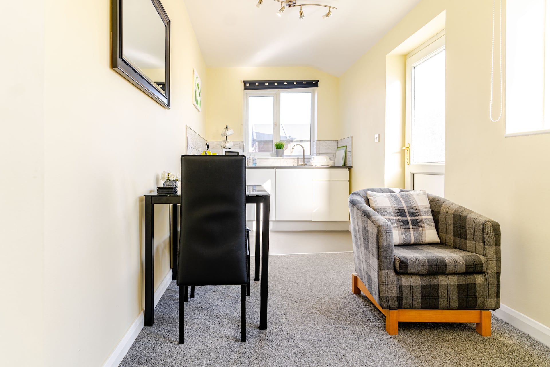 A well presented one bedroomed annexe with parking
