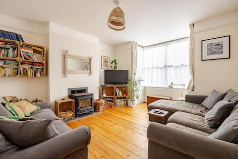 Successful Airbnb property: 3 Bedroom House 5 mins walk to Harbour and Beach in Ilfracombe