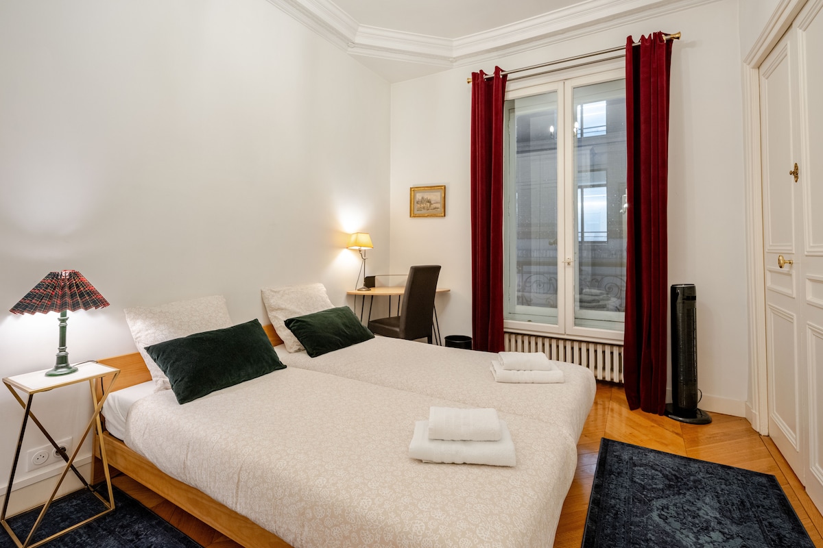 ห้องนอนที่ 4 พร้อมตู้เสื้อผ้ากว้างขวาง คุณเลือกได้ว่าจะใช้เตียงเดี่ยว 2 เตียงหรือเตียงคู่ก็ได้ขึ้นอยู่กับความชอบของคุณ เตียงเดี่ยว 2 หลังในภาพนี้