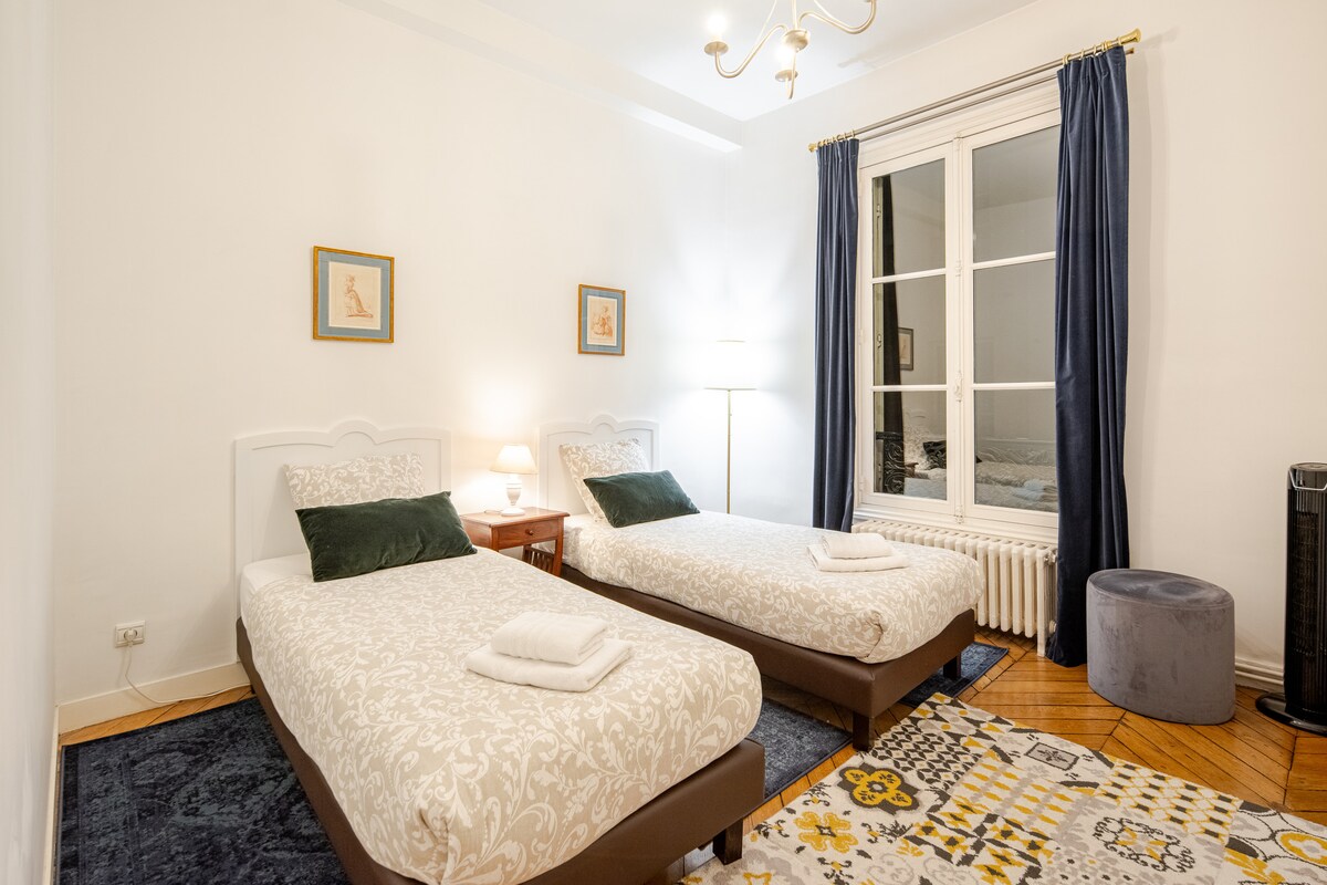 ห้องนอนที่ 3 มีตู้เสื้อผ้ากว้างขวาง คุณเลือกได้ว่าจะใช้เตียงเดี่ยว 2 เตียงหรือเตียงคู่ก็ได้ขึ้นอยู่กับความชอบของคุณ เตียงเดี่ยว 2 หลังในภาพนี้