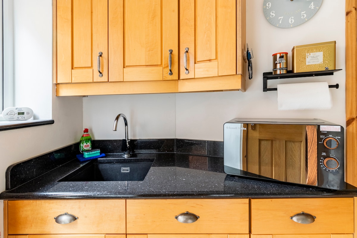 Popular Airbnb listing: Garden View Annex Private Free parking River walks in Berkshire