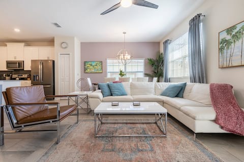 Top Airbnb: Stylish 2 King Suite home near Disney- Storey Lake in Hunters Creek