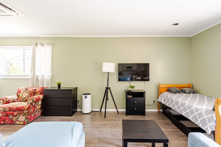 Guesthouse 3 Blocks From The Beach With On-site Parking And Walking Distance To Strand - Galveston, TX
