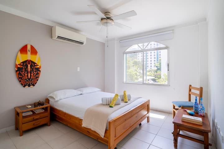 Soba br. 4 -  ima bračni krevet i bračni krevet, klima-uređaj, stropni ventilator i zamračenje. Pogled je prema jezeru i planinama