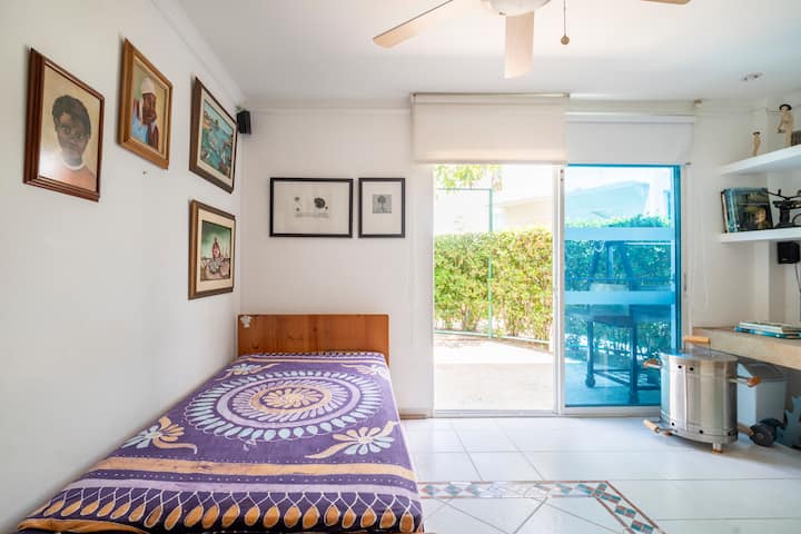 Soba na prvom katu, s jednim krevetom i krevetom na rasklapanje. Klima-uređaj, nestanak struje i stropni ventilator.
Na ugljen se nalazi bačva i roštilj