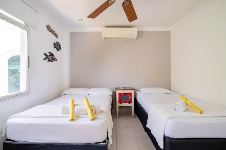 Soba br. 3 - ima bračni krevet i krevet za jednu osobu, klima-uređaj, stropni ventilator i zamračenje