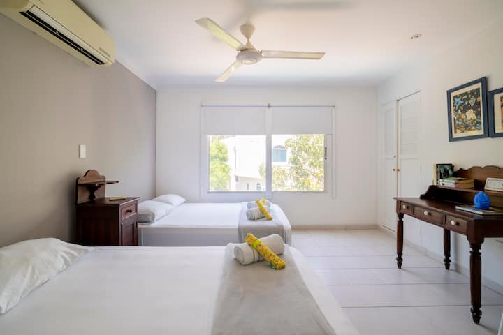 Soba br. 2: s jednim bračnim krevetom i jednim krevetom za jednu osobu. Radna površina i pogled na ocean. Također ima kupaonicu s WC-om, klima-uređaj, stropni ventilator i zamračenje.