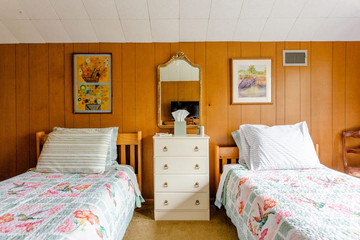 วิวห้องนอนที่ 2 จากโต๊ะทำงานพร้อมเตียงแฝดและตู้เสื้อผ้าขนาดใหญ่หากจำเป็น พัดลมเพดานทีวีโต๊ะทำงานตู้ลิ้นชักกระจกเก้าอี้โคมไฟ  