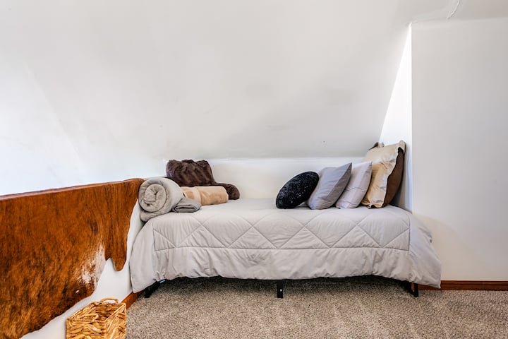 This second-floor workspace area features 1 twin bed. For added flexibility, a second twin bed can be prepared upon request made well in advance of arrival. It is located just outside the primary bedroom.