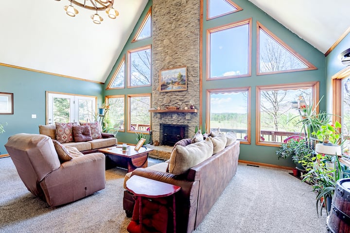 Premium A-frame • Hot Tub • Sauna • Pond & Animals - Irvine, KY