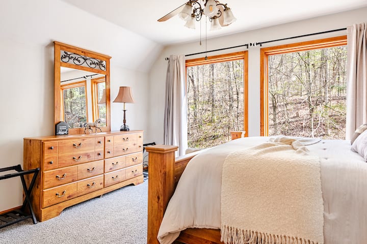 This room includes a queen bed. Just outside the room, on the first floor, is a bedroom/workspace area with 1 twin bed, and a second twin bed can be prepared upon request made well in advance.