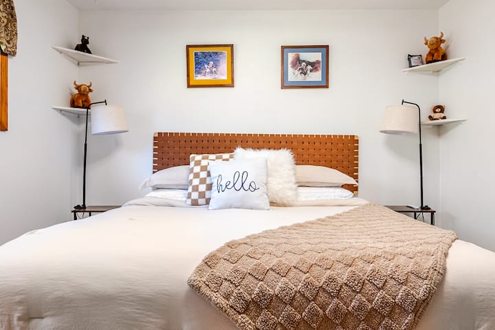 Comfortable guest bedroom designed for a cozy and restful stay.
This room is typically set up with a king-size bed. For added flexibility, it may be arranged as two XL twin beds, but requests must be made well in advance 