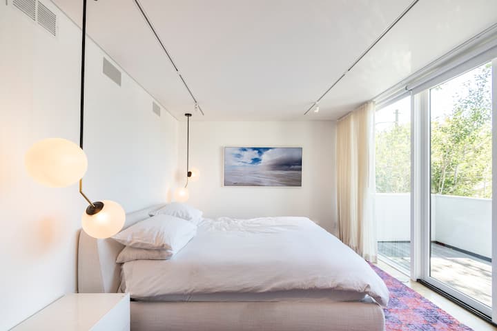 Chumba kikuu cha kulala. Kitanda cha DWR na mashuka yenye ubora wa juu, mito ya chini na duvet. roshani ya matembezi ya kujitegemea na bila shaka luva nyeusi zinashuka chini ili kuhakikisha chumba cheusi cha kupata 