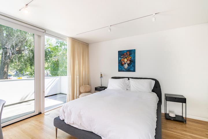 Kitanda cha Queen cha chumba cha kulala cha 2, chenye 55" Smart TV na roshani ya kujitegemea. Mapazia meusi yanazunguka nyuma ya mapazia ya mashuka  