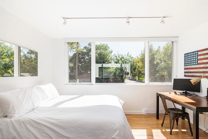 Blinds nyeusi huhakikisha chumba hiki cha kulala cha gari kilichojaa mwanga ni kizuri kwa kulala pia, godoro la starehe na mashuka yenye ubora wa juu husaidia pia :) 