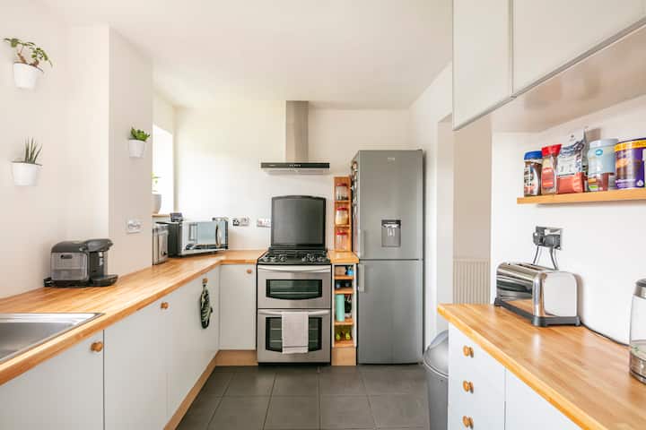 Double Room | Large Tv | 5 Min Walk From Train - Bolton, UK