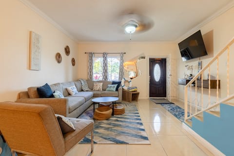 My Palm Retreat, POOL, Gated, Fully A/C, King Bed