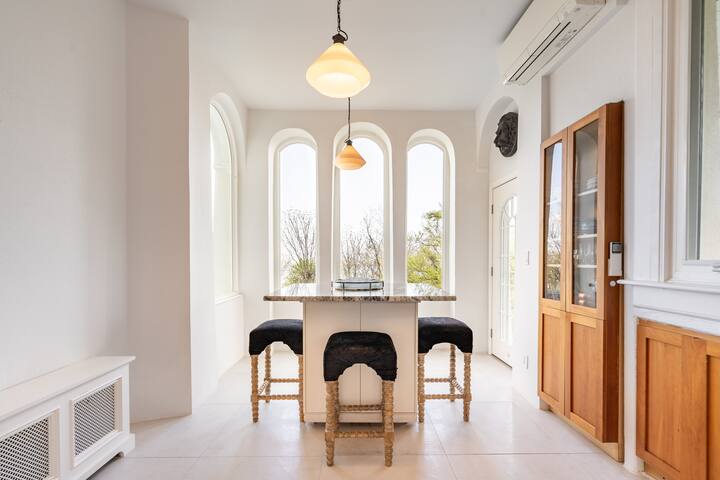 Private NYC castle on the hill with amazing views. gallery image 4