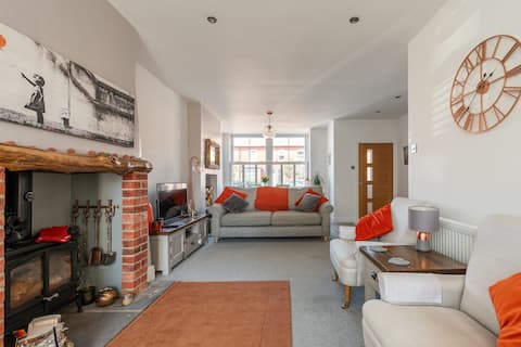 Lytham Retreat, entire house near windmill & green