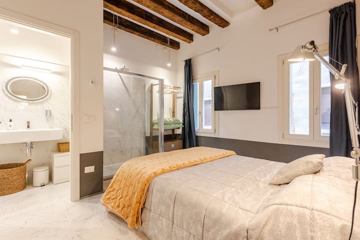 The bedroom on the first floor also has an en-suite bathroom with the particular feature of the in-room shower.