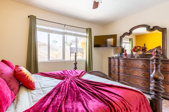 Chumba cha kulala cha kisasa chenye mtindo na kinachovutia na matandiko ya kifahari. Kila kitu kimeundwa kwa ajili ya starehe na urembo