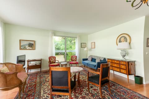 Beautiful apartment in residence with free parking
