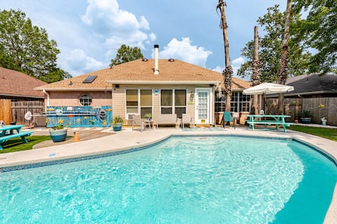 BEAUTIFUL KING BED,  FIREPLACE, & Private pool