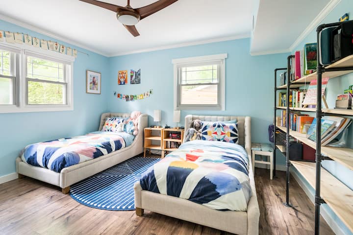 Ქვედა საძინებელში არის ორი ორადგილიანი საწოლი და საკუთარი მოტორიანი ფერები.