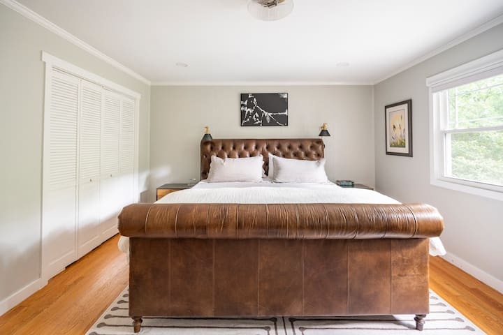 Მთავარი საძინებელი არის ზემოთ და აღჭურვილია როგორც დიდი საწოლით, ისე სააბაზანოთი.