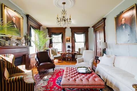 Large Bedroom with Private Bath in Beekman Mansion