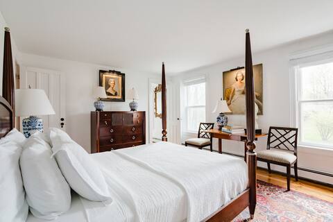 Large Bedroom with Private Bath in Beekman Mansion