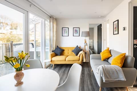 Top performing Airbnb: 2 bedroom lodge with private Hot Tub - Caernarfon in Waunfawr, Caethro