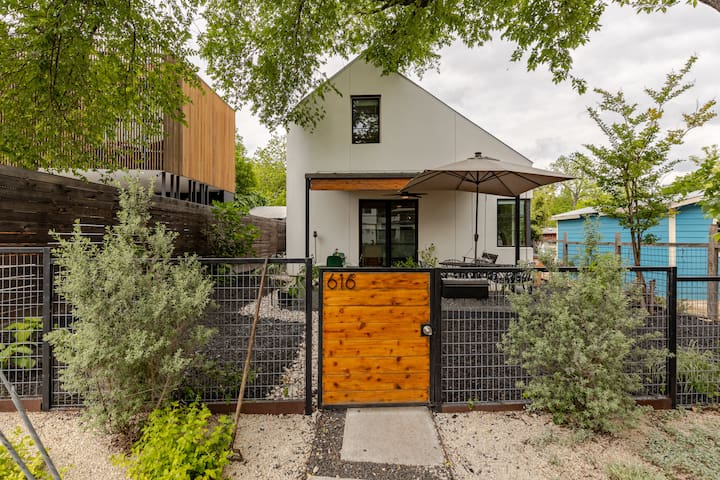 Bouldin Creek Jewel Close to the Austin Fun!