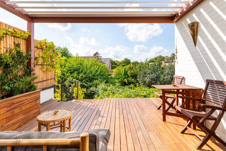 Garden jacuzzi & sauna in vintage oasis with bikes gallery image 2