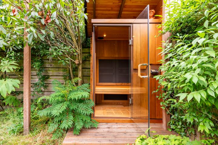 Garden jacuzzi & sauna in vintage oasis with bikes gallery image 3