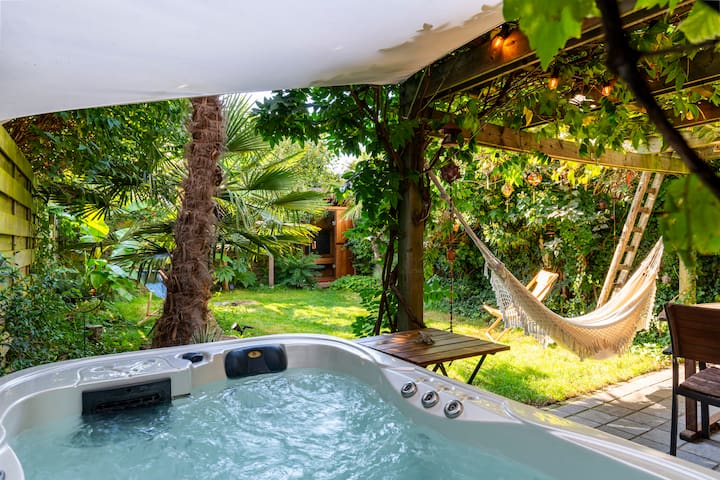 Garden jacuzzi & sauna in vintage oasis with bikes