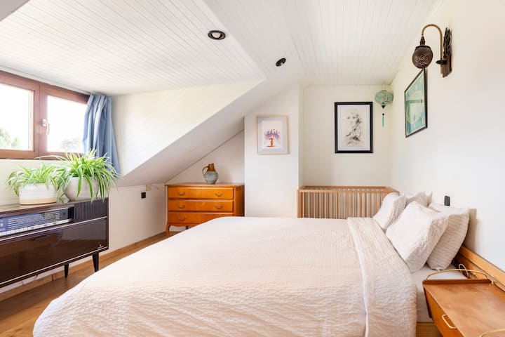 Საძინებელი დიდი საწოლით და ბავშვის საწოლით