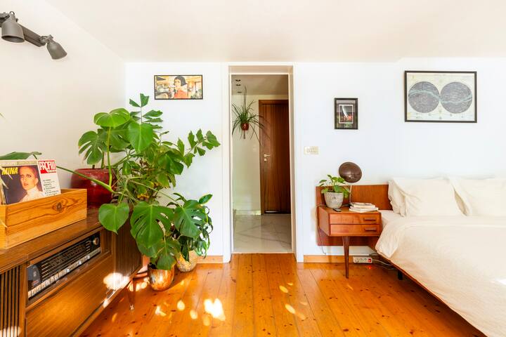 Garden jacuzzi & sauna in vintage oasis with bikes gallery image 4