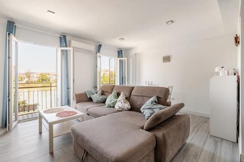 Successful Airbnb property: Luxury apartment on the banks of the Guadalquivir. in Triana Casco Antiguo