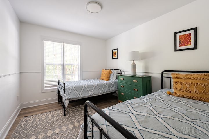 Bedroom 3 has two twin beds