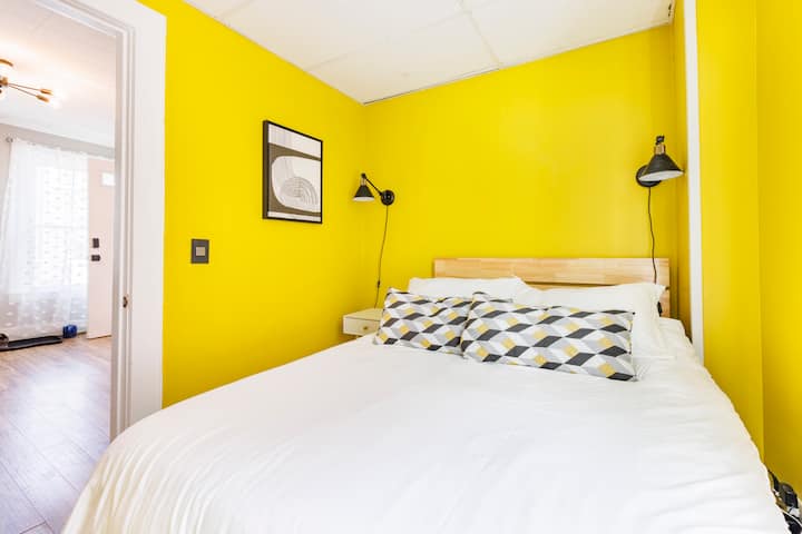 一楼的双人床，远离餐厅。 请注意，这间卧室没有暖气或制冷源，但门打开时保持舒适。