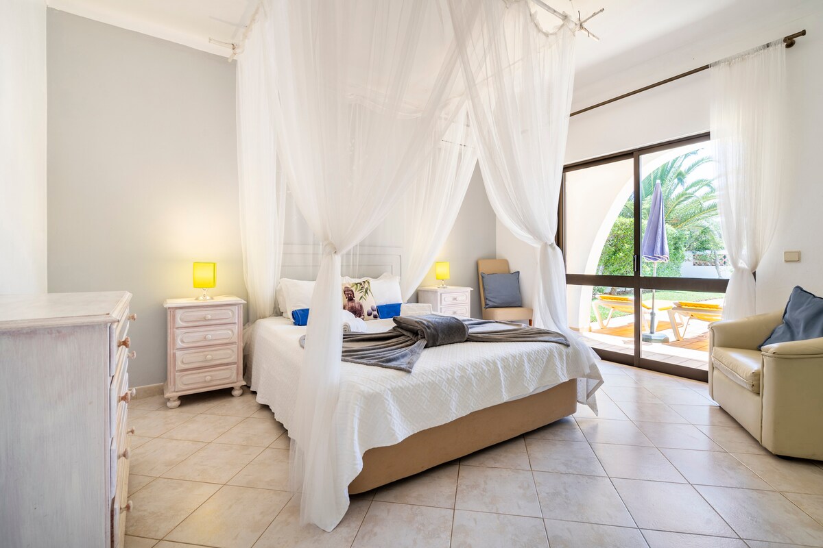 dormitorio principal en el piso principal, patio, junto a la piscina